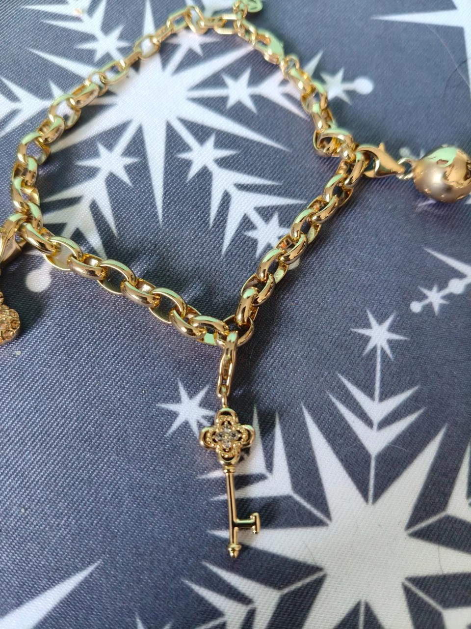 Pulseira Dourada Elos Largos com Pendentes – photo 3